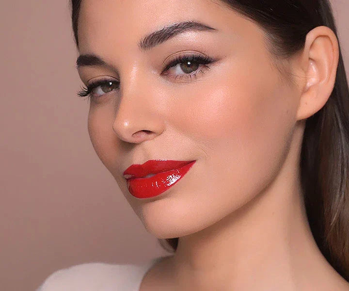 How to apply makeup to your lips