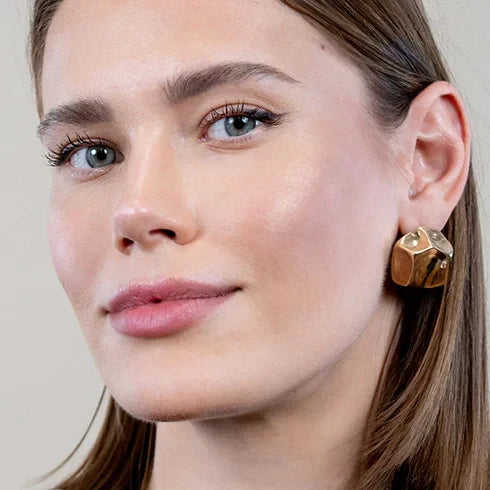 Contouring: two ways to achieve it with different textures